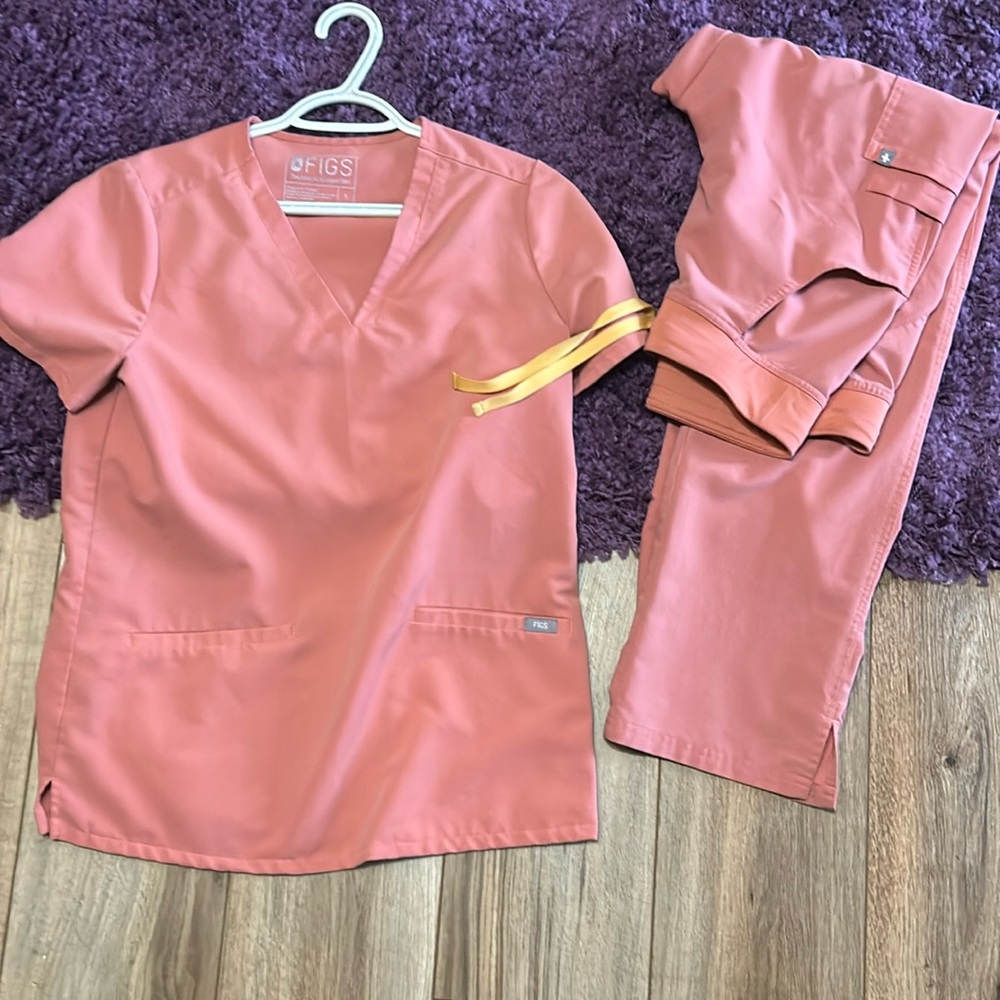 Figs scrub set, size S. peach